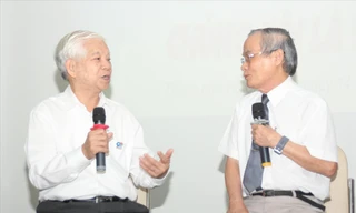 Nguyên Chủ tịch nước Nguyễn Minh Triết trò chuyện tại buổi giao lưu truyền thống Ảnh: NGÔ TÙNG