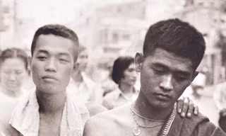 10h sáng ngày 30/4, những người lính Sài Gòn đang bước đi thất thểu. Vài người cởi áo lính, ở trần .