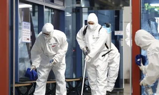 Binh lính Hàn Quốc khử trùng khu vực nhà ga ở Daejeon ngày 25/6ảnh: AP