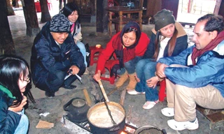 James Fahn, Giám đốc Mạng lưới Báo chí Trái đất (EJN) cùng các nhà báo, thành viên Diễn đàn Nhà báo Môi trường Việt Nam (VFEJ), tại cuộc điền dã tập huấn về đa dạng sinh học ở Sapa, Lào Cai, năm 2008. Ảnh: HQD