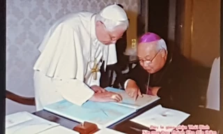 Đức Giám mục Phanxico Xavier Nguyễn Văn Sang (ngồi) và Đức Giáo hoàng