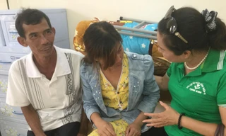 Cha con Mơ (giữa) đoàn tụ tại Lạng Sơn 