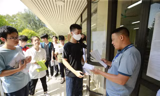 Sáng 16/7, thí sinh ở Hà Nội đến trường làm thủ tục dự thi, điều chỉnh sai sót (nếu có) ảnh:Như Ý