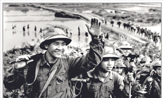 Chào quê hương để vào chiến trường năm 1971 Ảnh: Mầu Hoàng Thiết