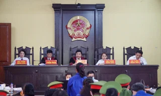 Phiên tòa xét xử vụ gian lận điểm thi ở Sơn La ngày 21/5Ảnh: Nguyễn Hoàn
