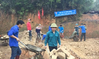 Đoàn viên, thanh niên địa phương tình nguyện tham gia ngày công xây nhà mới cho gia đình chị Xóp Ảnh: Duy Chiến