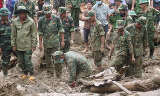 Thi thể một nạn nhân được tìm thấy trong vụ sạt lở Ảnh: Cảnh Huệ 