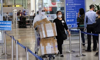 Người Việt Nam từ nước ngoài về Hà Nội ngày 18/3 Ảnh: Hoàng mạnh thắng