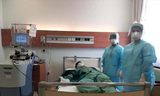 Bệnh nhân 196 (đã khỏi COVID-19) đang hiến huyết tương 