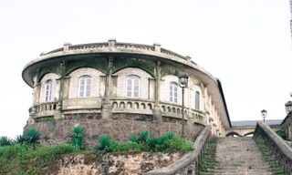 Khách sạn 9 gian là công trình còn giữ được nét kiến trúc đẹp nhất hiện nay tại khu du lịch Mẫu Sơn Ảnh: K.N