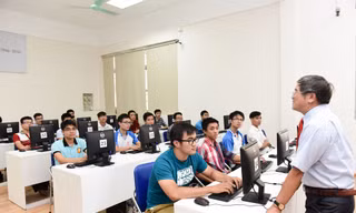 Giảng viên ĐH cần có chứng chỉ nghiệp vụ sư phạm là thêm một “giấy phép” con. Ảnh: Nghiêm Huê 