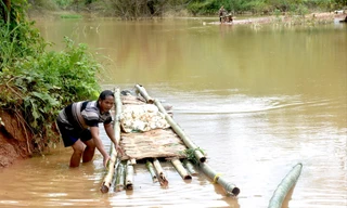 Con đường bị ngập, người dân xã Đắk Rơ Nga phải dùng bè để vận chuyển nông sản 