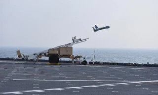 Drone ScanEagle được phóng đi từ tàu chiến Mỹ ảnh: US Navy