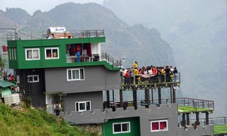 Nhà hàng Panorama chật cứng ngày cuối tuần. Ảnh: Nguyễn Hoàn 