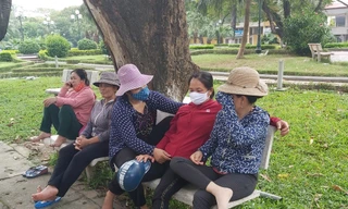 Không chỉ có đàn ông, nhiều phụ nữ cũng đến chợ người tìm việc 