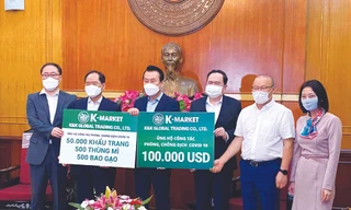 HLV Park Hang Seo cùng đại diện Đại sứ quán Hàn Quốc tại Việt Nam trao tặng quà của các doanh nghiệp Hàn Quốc ủng hộ cho chương trình chống dịch COVID-19 của Mặt trận Tổ quốc Việt Nam ảnh: CTV