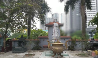 Trong nghĩa trang, mộ của nhà văn nổi tiếng nằm ở vị trí trang trọng Ảnh: N.H.D 