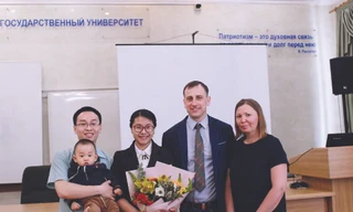 Gia đình TS Nguyễn Thu Hương với vợ chồng Giáo sư hướng dẫn Ảnh: NVCC