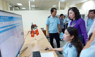 Thứ trưởng Bộ Tài chính Vũ Thị Mai (đứng) tham quan hệ thống quản lý, giám sát hải quan tự động tại Cảng Hàng không quốc tế Nội Bài ngày 29/9 Ảnh: Tuấn Nguyễn 