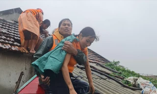 Chị Huyền và gia đình được nhóm thuyền ông Chương giải cứu