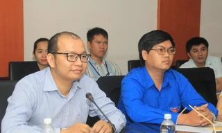 Anh Lê Đình Hiếu (trái) tại buổi đối thoại giữa Bí thư thứ nhất T.Ư Đoàn với đoàn viên, thanh niên sáng 21/3 Ảnh: NGÔ TÙNG