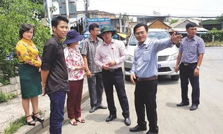 Anh Trần Quốc Việt (ngụ huyện Bình Chánh, TPHCM) phản ánh với đoàn khảo sát của Ban Kinh tế - Ngân sách HĐND TPHCM