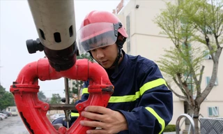 Hạ sĩ Tống Văn Đông bảo dưỡng thiết bị chữa cháy. Ảnh: PV