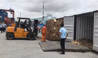 Hải quan Hải Phòng kiểm tra các container phế liệu tồn đọng tại cảng Đình Vũ 