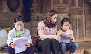 Cô Lưu Thị Hương hướng dẫn học sinh làm bài tập 