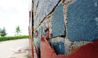 Nhiều hạng mục công viên Bình Sơn đã bị bong tróc, hư hỏng