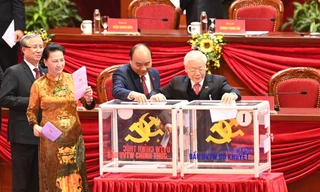 Đại biểu bỏ phiếu bầu 200 Ủy viên Ban Chấp hành Trung ương khóa 13 vào chiều ngày 30/1