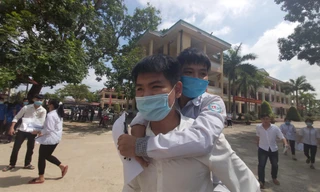 Đôi bạn Hiếu-Minh cõng nhau tới trường thi 