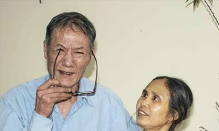 Người vợ ông Phổ luôn kèm cặp chăm sóc chồng, vì ông thường ngất xỉu khi vết thương cũ tái phát ảnh: Lê Văn Chương 