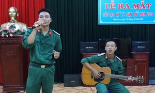 Binh nhất Lê Đại Dương (bên phải) thể hiện tài chơi  đàn ghi ta tại lễ ra mắt CLB “Lý luận trẻ” 