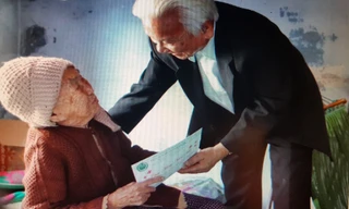 Ông Nguyễn Anh Liên (bên phải) thăm gia đình cựu TNXP 