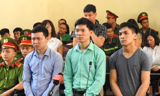 Bị cáo Hoàng Công Lương (giữa) tại phiên tòa xét xử ngày 7/5/2018. Ảnh: Anh Tuấn