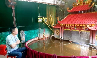 Nghệ sỹ Phan Thanh Liêm bên sân khấu rối nước thu nhỏ mùa “Cô Vy”