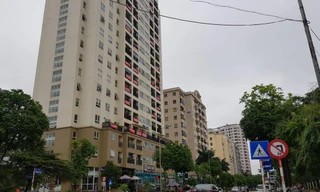 Cư dân giăng băng rôn phản đối dự án xây dựng bãi xe ngầm Công viên Cầu Giấy Ảnh: Hiểu Minh 