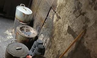 Hàng loạt lò than, nồi niêu bày khắp con ngõ chỉ rộng 1 m tại số 19 phố Hàng Lược, quận Hoàn Kiếmảnh: Võ Hóa