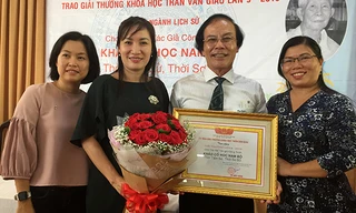 PGS.TS Bùi Chí Hoàng cùng các cộng sự trong lễ nhận giải 