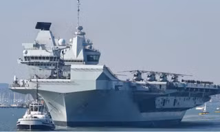 Tàu HMS Queen Elizabeth rời cảng ở Porthsmouth, Anh, hồi tháng 9/2020. Ảnh: CNN