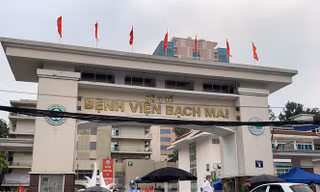 Giám sát chặt người ra vào Bệnh viện Bạch Mai- Ảnh: Hoàng Mạnh Thắng