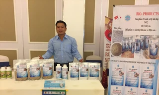 Anh Ngô Đình Khải bên sản phẩm của mình Ảnh: H.H 