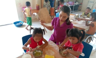 Giáo viên, phụ huynh xã Nhôn Mai, huyện Tương Dương (Nghệ An) quạt mát cho học sinh giờ ăn, ngủ trưa giữa nắng nóng 42 độ C