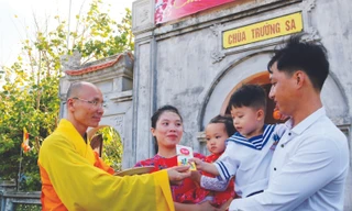 Sư trụ trì chùa Trường Sa mừng tuổi em nhỏ