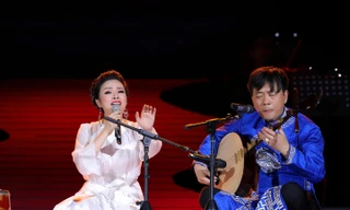 Màn trình diễn đỉnh cao giữa Tân Nhàn và khách mời cũng là người thầy về hát văn của cô: NSƯT Đình Cương Ảnh: Hòa Nguyễn- Bình Quách 