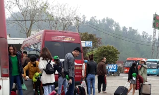 Xe khách Ninh Quỳnh đưa phụ nữ mang thai hộ lên Lạng Sơn