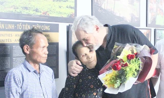 Trong buổi trưng bày ảnh tại Hướng Hóa, Giáo sư Vargyas Gábor luôn bên cạnh vợ chồng Pả Toàn, Pỉ Toàn-những người từng giúp đỡ ông trong công tác nghiên cứu từ 30 năm trước​