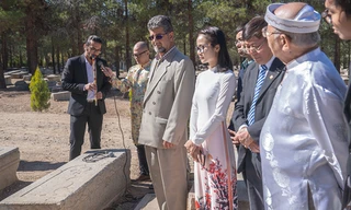 Trước mộ Alexandre de Rhodes