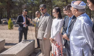 Trước mộ Alexandre de Rhodes